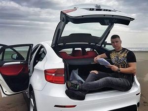 Potret Anak-Anak Tajir Albania, Pamer Mobil Mewah Hingga Mandi Uang Potret Anak-Anak Tajir Albania, Pamer Mobil Mewah Hingga Mandi Uang