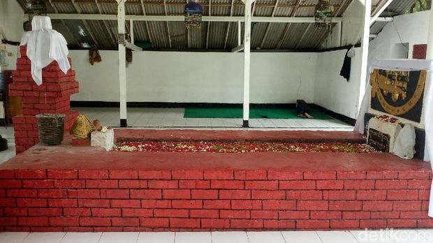 Kisah Makam Panjang dan Sumber Towo yang Bertuah di Mojokerto