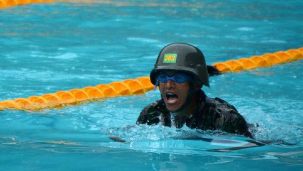 Prajurit Kostrad Juara Renang Militer Tontangkas