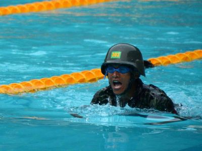 Prajurit Kostrad Juara Renang Militer Tontangkas