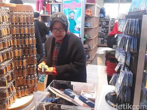 Kala Risma Borong Oleh-oleh dari Amerika untuk Warga Surabaya