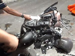 Penampakan Motor yang Ringsek Tertimpa Pagar Proyek MRT