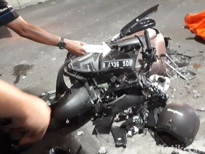 Penampakan Motor yang Ringsek Tertimpa Pagar Proyek MRT