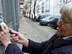 Inspiratif! Nenek Ini Habiskan 31 Tahun Hapus Coretan Rasis di Jalanan