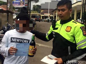 Remaja di Sukabumi Ini Terciduk Bawa Miras Saat Operasi Zebra Remaja di Sukabumi Ini Terciduk Bawa Miras Saat Operasi Zebra