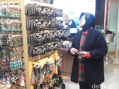 Gaya Risma Borong Suvenir di New York, Oleh-oleh untuk Surabaya
