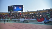 Pada pertandingan ini, Indonesia mendapatkan dukungan luar biasa dari WNI yang bermukim di Korea Selatan. Foto: AFP PHOTO / VISIONSTYLER PRESS / KIM DOO-HO