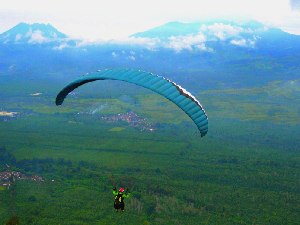 Manado Skyline Tetempangan Hill, Surga Pencinta Paralayang