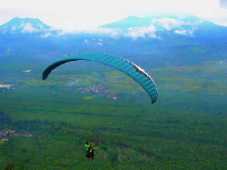 Manado Skyline Tetempangan Hill, Surga Pencinta Paralayang