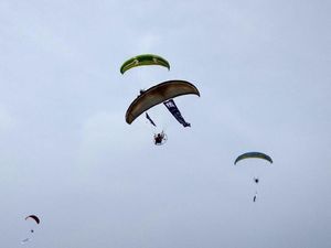 Atraksi Paramotor Meriahkan CT ARSA Foundation Charity Fun Run 2017