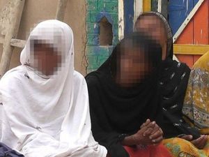 Duh! Remaja Putri di Pakistan Dipaksa Berjalan Setengah Telanjang
