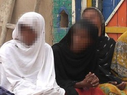 Duh! Remaja Putri di Pakistan Dipaksa Berjalan Setengah Telanjang