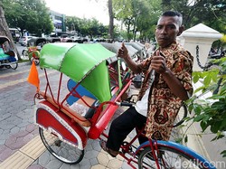 Pengayuh Becak Pengantar Tamu Kahiyang Dapat Seragam Batik