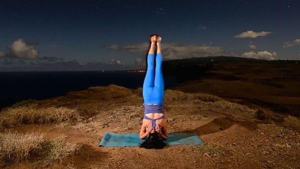 Foto-foto Keren Saat Yoga Dilakukan di Malam Hari