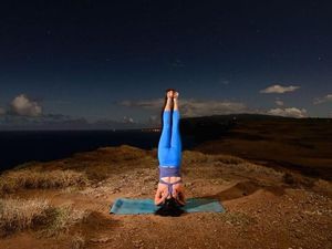 Foto-foto Keren Saat Yoga Dilakukan di Malam Hari