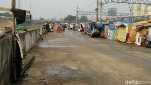 Begini Penampakan Gubuk-gubuk Liar Kanal Barat Tanah Abang
