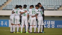 Para pemain Indonesia berdoa dan memantapkan kekompakan menjelang kick-off. Foto: AFP PHOTO / VISIONSTYLER PRESS / KIM DOO-HO