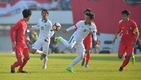 Muhammad Iqbal berusaha mempertahankan bola di antara pemain-pemain Korsel. Foto: AFP PHOTO / VISIONSTYLER PRESS / KIM DOO-HO