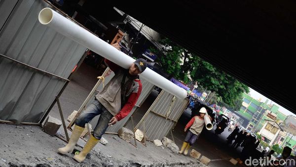 Trotoar Pasar Tanah Abang Diperbaiki