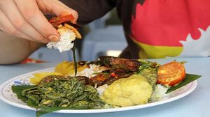 Benar Nggak Sih, 8 Kebiasaan Makan Ini Sering Dilakukan Orang Indonesia?