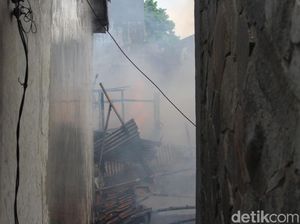 Kebakaran Dekat Kantor Pemadam Garut, Tiga Rumah Hangus