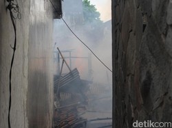 Kebakaran Dekat Kantor Pemadam Garut, Tiga Rumah Hangus