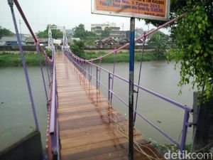 Melihat Jembatan Rusak di Kawasan Tanah Abang yang Telah Diperbaiki Melihat Jembatan Rusak di Kawasan Tanah Abang yang Telah Diperbaiki