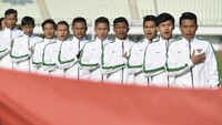 Para pemain dengan khidmat menyanyikan lagu kebangsaan Indonesia Raya sebelum pertandingan dimulai. Foto: AFP PHOTO / VISIONSTYLER PRESS / KIM DOO-HO