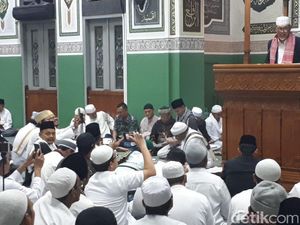 Foto-foto Peringatan Aksi 411 di Masjid Al Azhar Foto-foto Peringatan Aksi 411 di Masjid Al Azhar