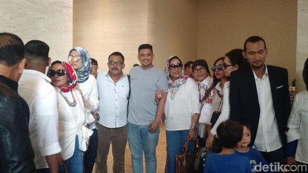 Foto: Senyum Bobby Calon Mantu Jokowi dan Keluarga Besarnya di Solo