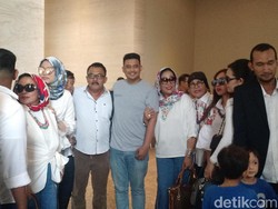 Gaya Kasual Bobby Calon Menantu Jokowi Sambut Keluarganya di Solo