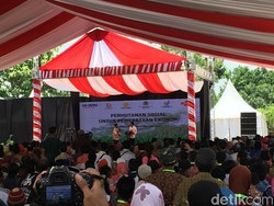 Saat Jokowi Bimbing Kakek Usia 83 Tahun Lafalkan Pancasila
