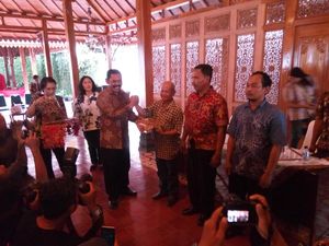 Tukang Becak Pengantar Tamu Kahiyang-Bobby Dapat Seragam Batik