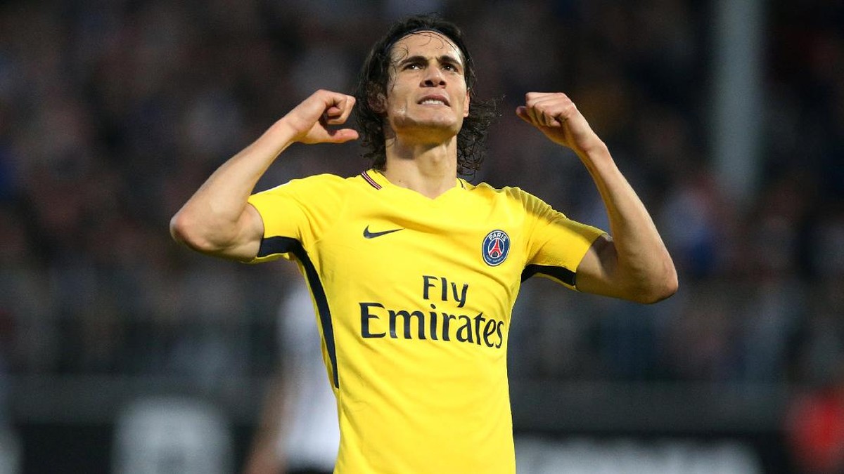 Edinson Cavani setelah mencetak gol untuk PSG ke gawang Angers (Foto: Stephane Mahe/REUTERS)