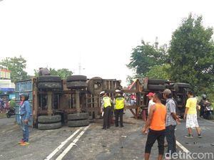 Mobil Avanza Tabrak Truk Trailer Hingga Terguling, 5 Orang Luka