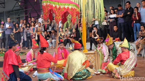 Intip Pembukaan Jakarta Biennale oleh Komunitas Bissu
