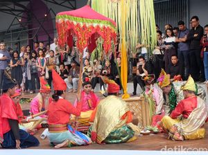 Intip Pembukaan Jakarta Biennale oleh Komunitas Bissu