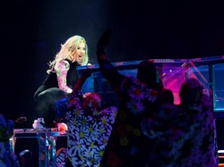 Bantu Penggemar yang Terluka, Lady Gaga Hentikan Penampilannya