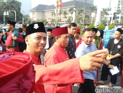 Hadiri Parade Jawara Betawi, Sekda DKI Disambut Palang Pintu