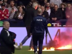 Lapangan yang Terbakar Sempat Ganggu Laga Sepakbola Ini