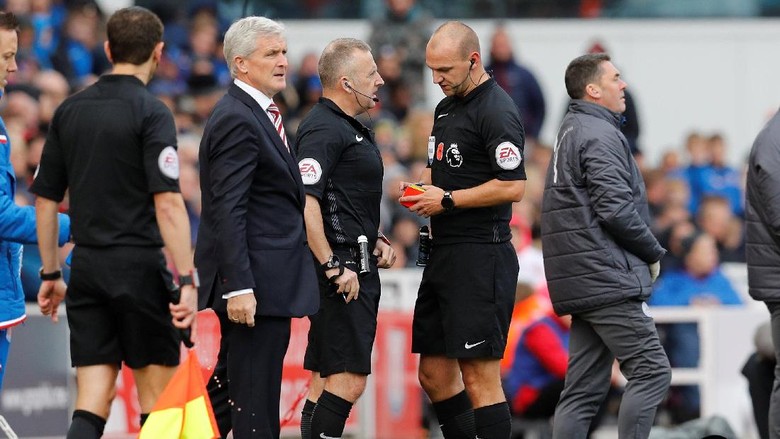 Bukan Pergantian Pemain, Ini Kisah tentang Pergantian Wasit Bukan Pergantian Pemain, Ini Kisah tentang Pergantian Wasit