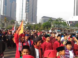Anies Melepas Brigade Jawara Betawi di Balai Kota