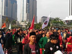 Marching Band dan Adu Pantun Sambut Massa Brigade Jawara Betawi
