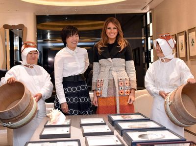 Senyum Melania Trump dan Istri PM Abe Saat Kunjungi Toko Perhiasan