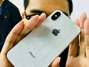 Kasihan, Mau Pamer iPhone X Malah Jatuh dan Retak Kasihan, Mau Pamer iPhone X Malah Jatuh dan Retak