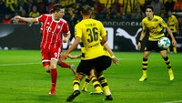 Bayern kemudian menggandakan keunggulannya di menit ke-37 lewat sepakan tumit Robert Lewandowski. Foto: Leon Kuegeler/Reuters