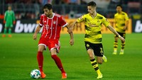 Der Klassiker pertama di Bundesliga musim ini digelar di Signal Iduna Park, Minggu (5/11/2017) dini hari WIB. Itu jadi duel antara dua tim teratas di klasemen. Foto: Leon Kuegeler/Reuters