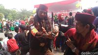 Gaya Jawara Betawi Peragakan Jurus Silat di Monas