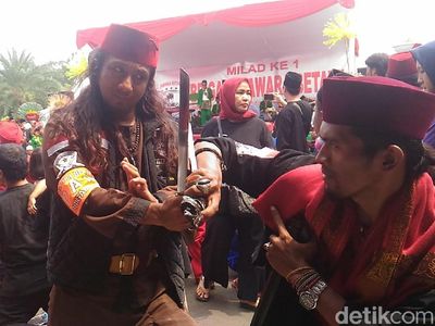 Gaya Jawara Betawi Peragakan Jurus Silat di Monas
