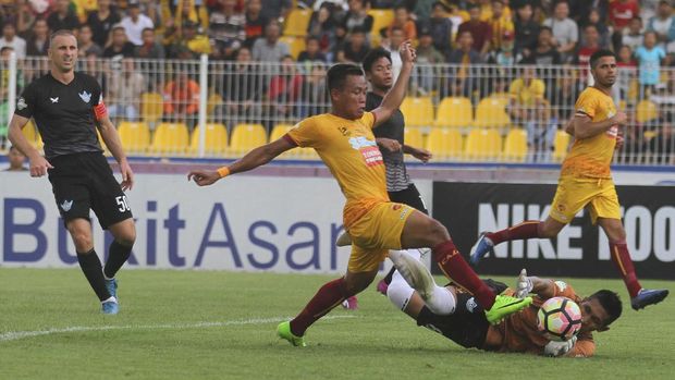 Slamet Budiono mencetak hattrick untuk kemenangan Sriwijaya FC atas Persegres Gresik United 10-2. 